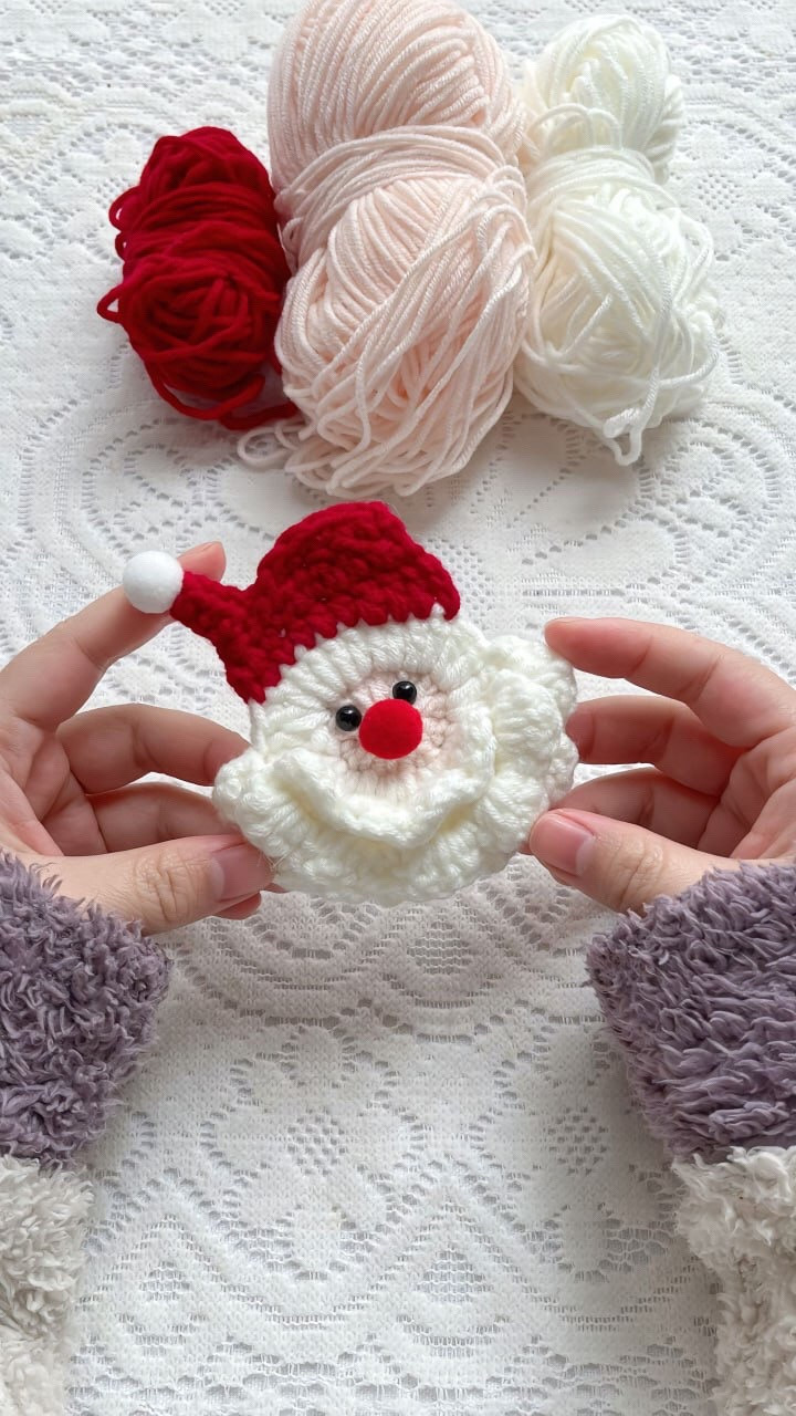 Crochet Pattern for a Cute Santa Claus Ornament