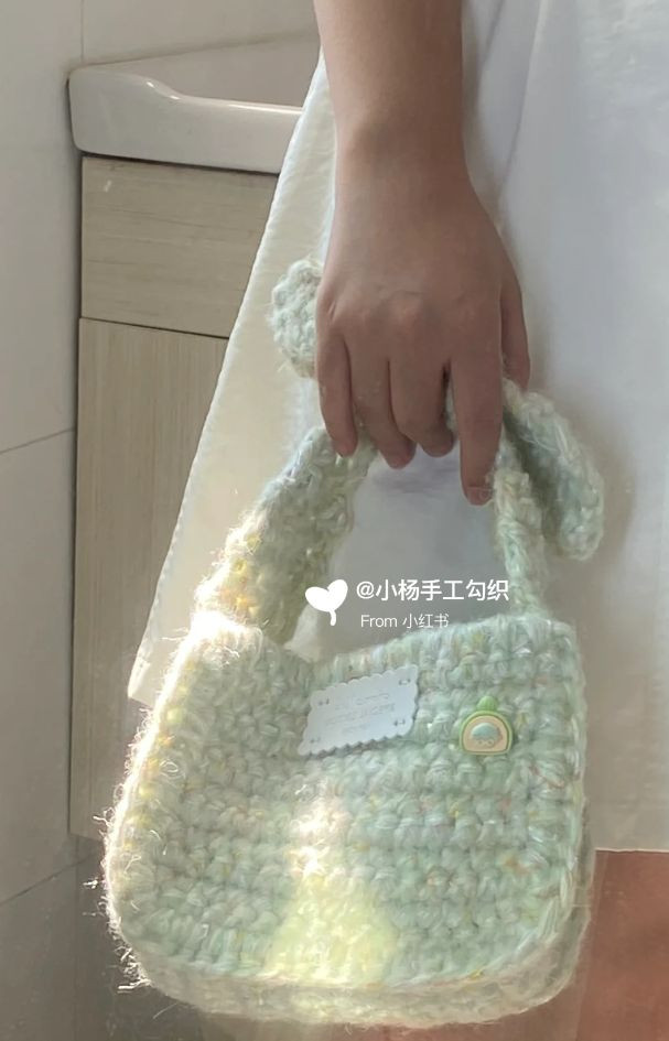 Crochet Pattern for a Stylish Handbag with Button Detail