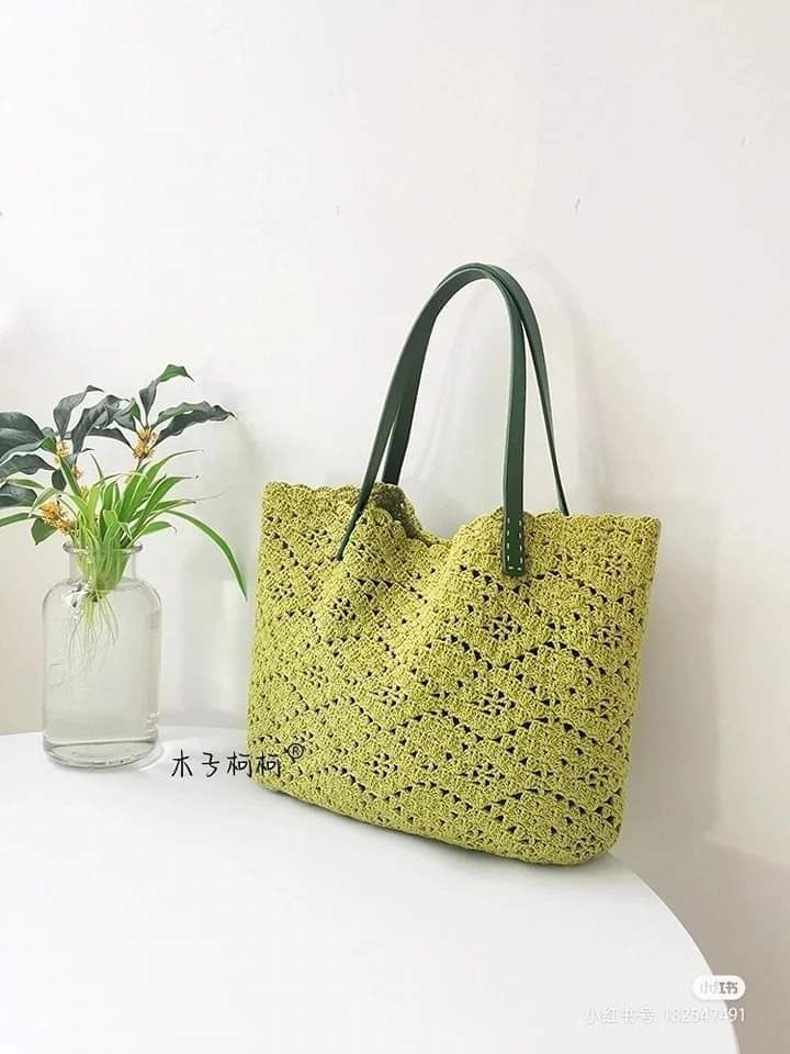Crochet Pattern for Stylish Handbag with Floral Motif