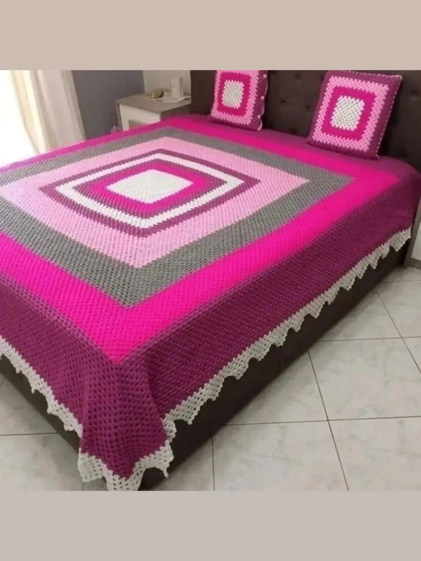 Crochet Round Motif Pattern with Detailed Stitch Diagram