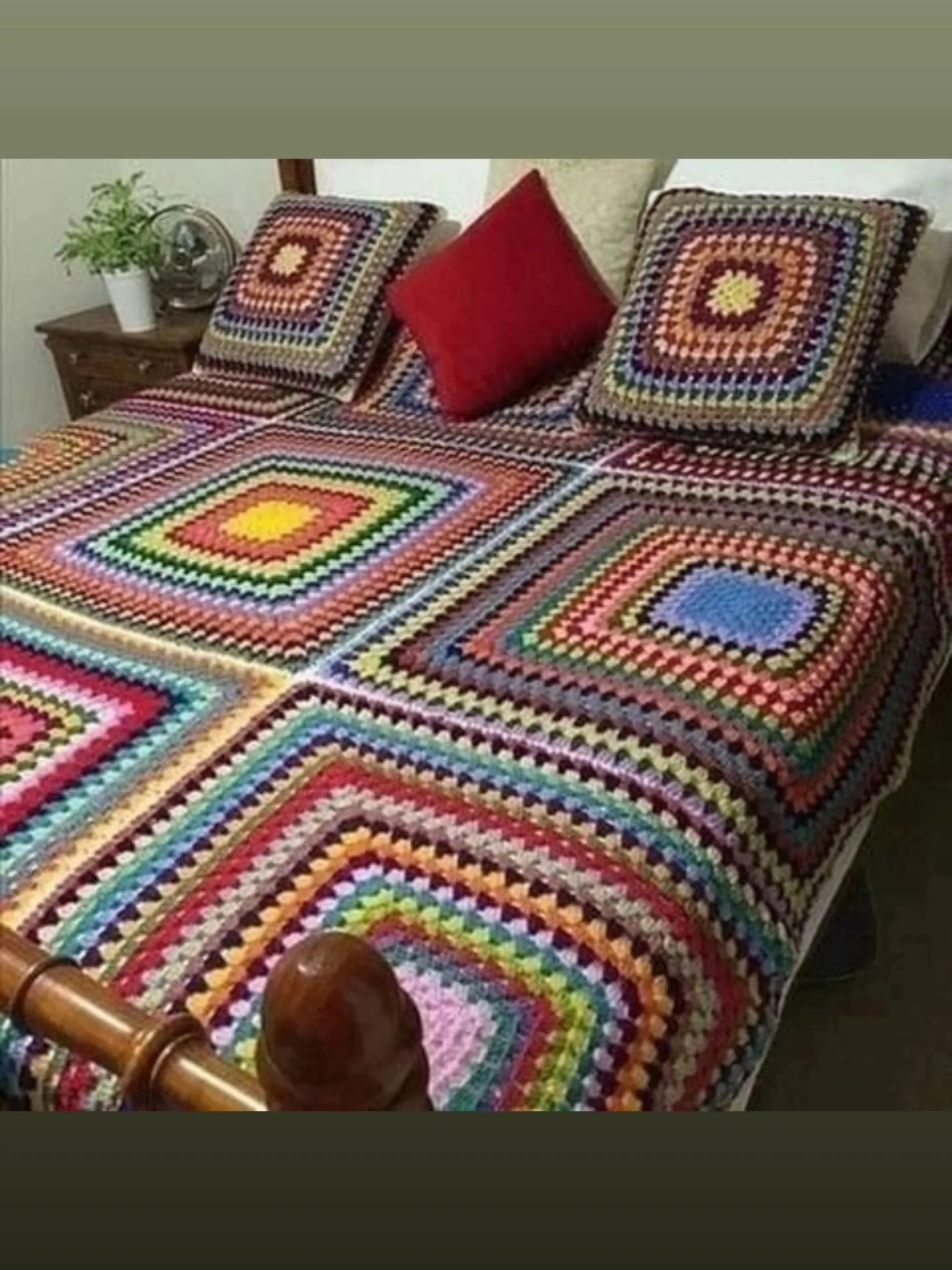 Crochet Round Motif Pattern with Detailed Stitch Diagram