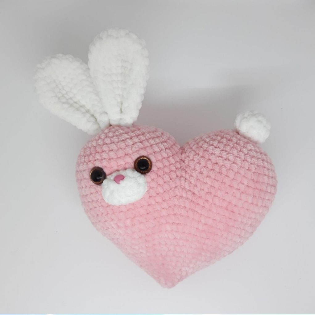 Cute Heart-Shaped Crochet Cat Plush Pattern