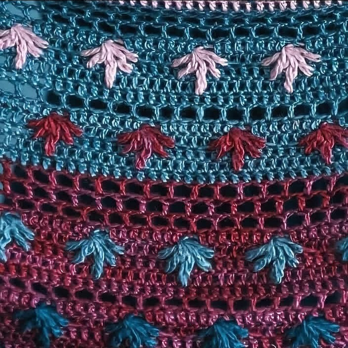 Elegant Crochet Shawl Pattern with Colorful Flower Motifs