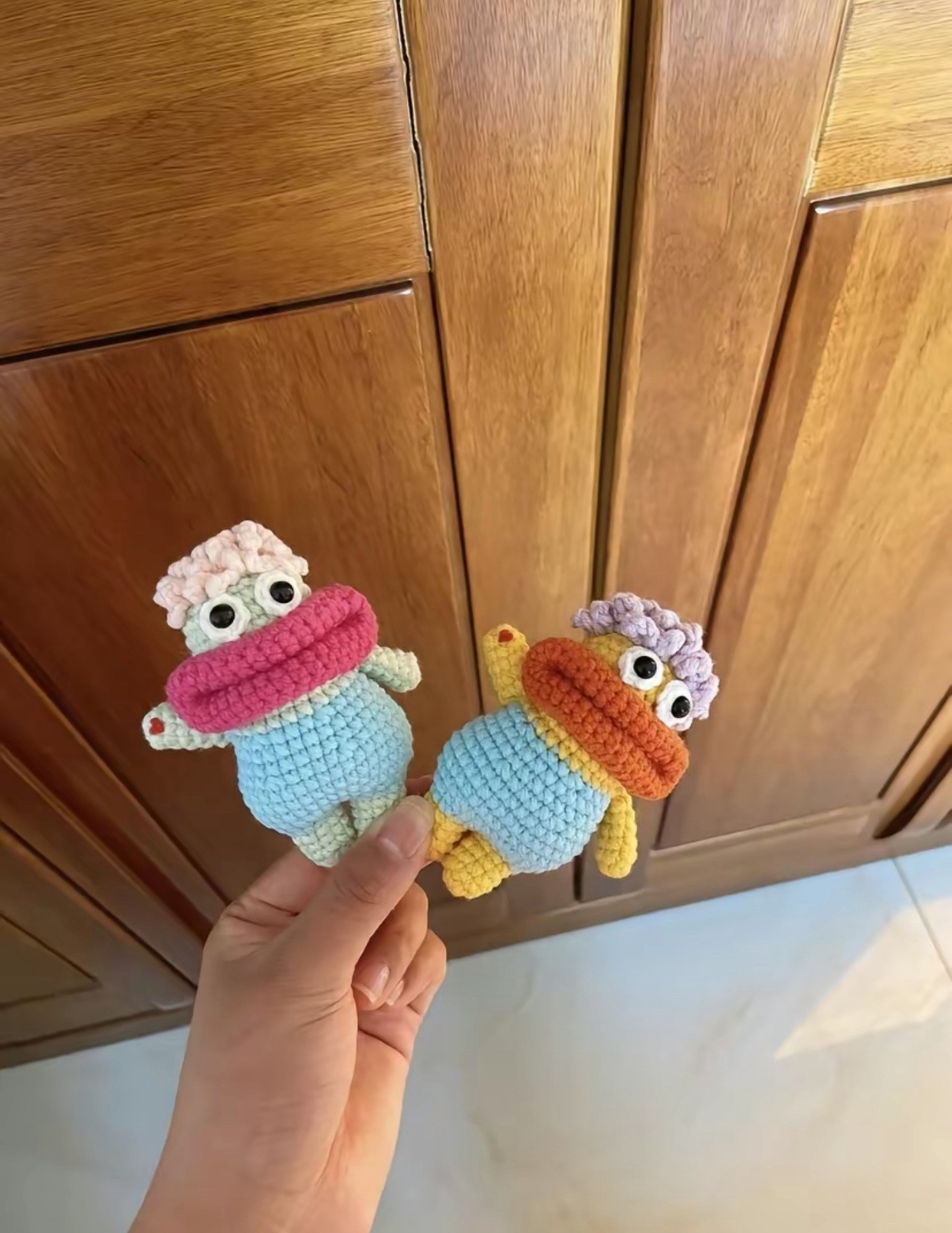 Hướng dẫn móc len hai búp bê nhỏ đáng yêu cho người mới bắt đầu