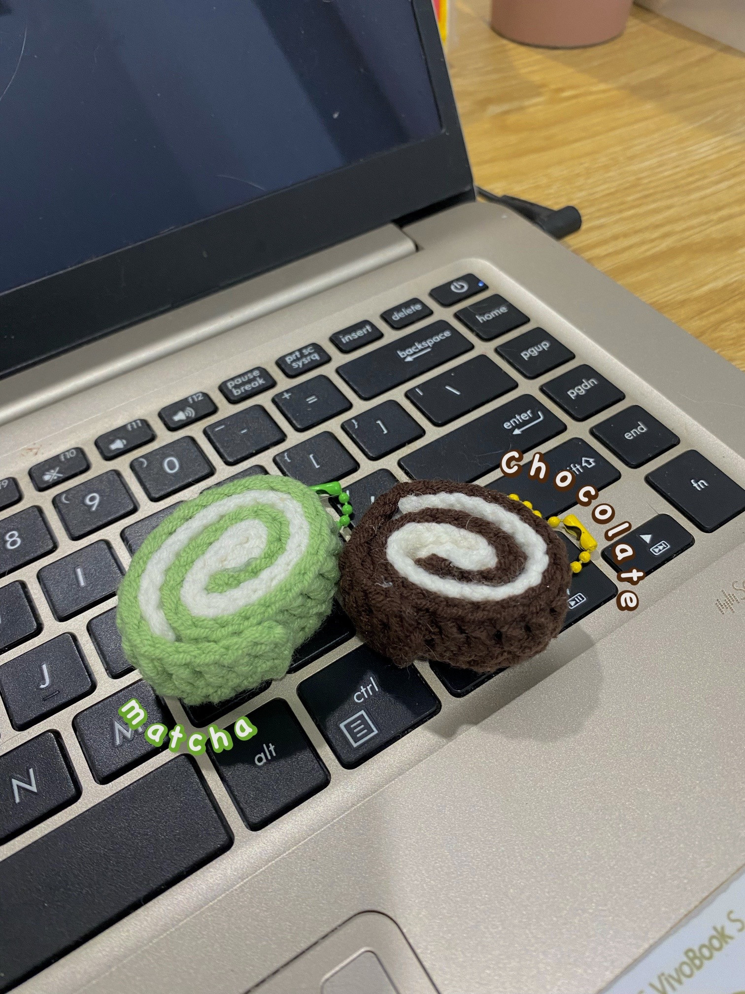 Keychain móc len hình bánh quy xoắn ốc màu xanh và nâu