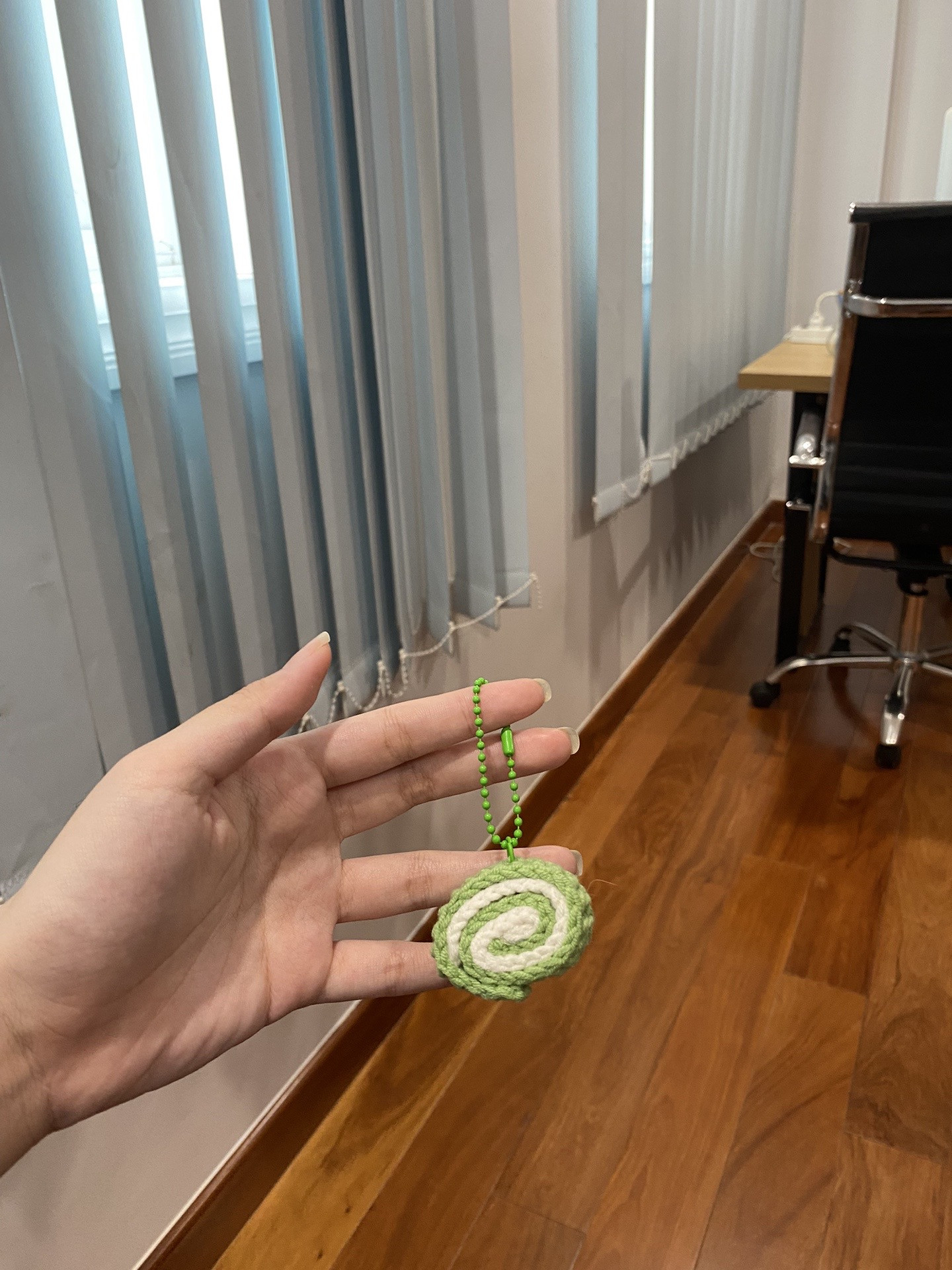 Keychain móc len hình bánh quy xoắn ốc màu xanh và nâu