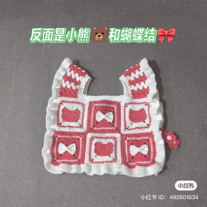 Mẫu áo len móc hai mặt với hoa và dâu tây