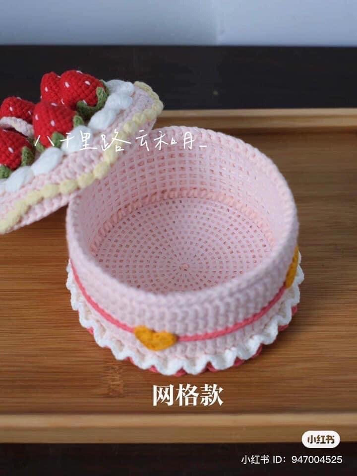 Mẫu bánh sinh nhật móc len trang trí hoa và nơ