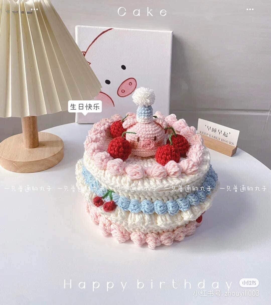 Mẫu bánh sinh nhật móc len trang trí hoa và nơ