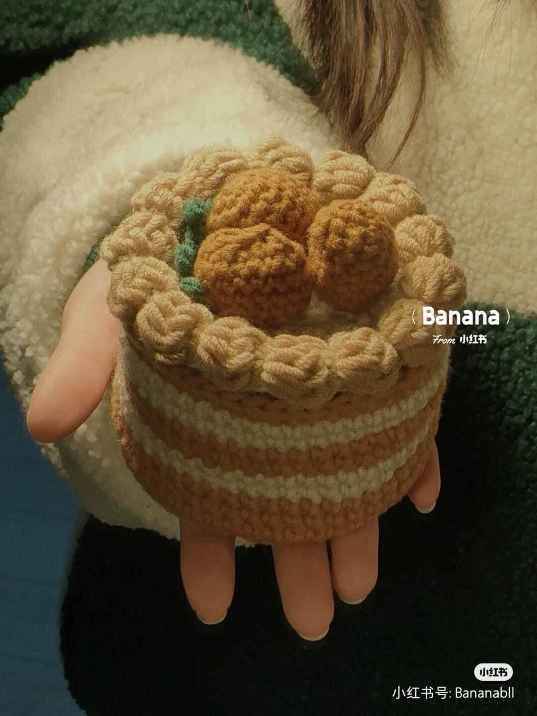 Mẫu bánh sinh nhật móc len trang trí hoa và nơ