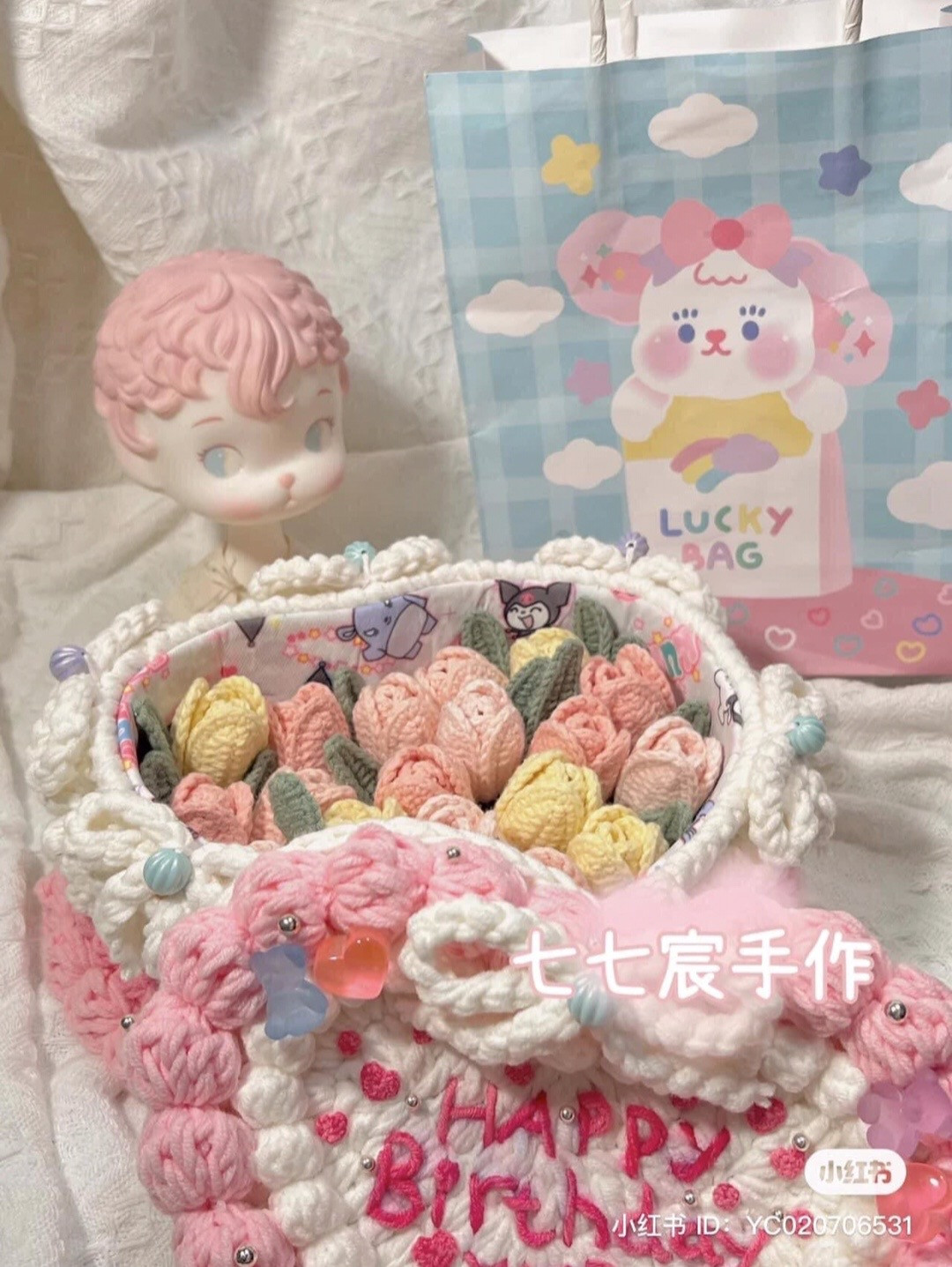 Mẫu bánh sinh nhật móc len trang trí hoa và nơ