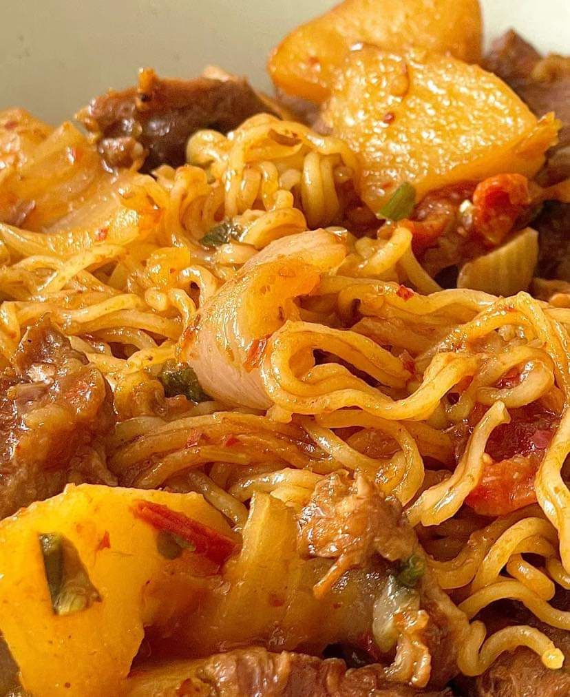 Mì tôm xào bò khoai tây đậm đà ngon miệng