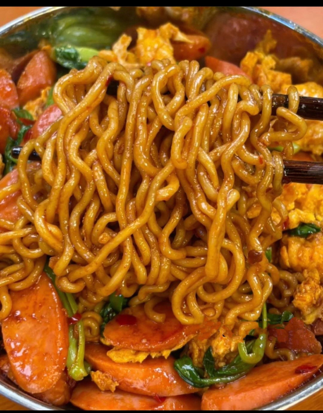 Mì Xào Trứng Xúc Xích Giòn Tan Thơm Ngon