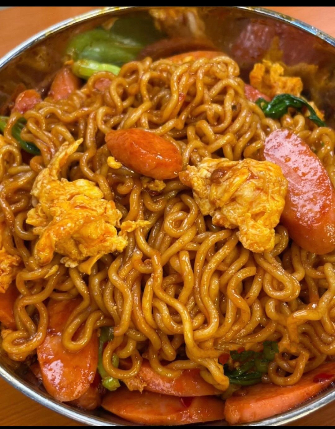 Mì Xào Trứng Xúc Xích Giòn Tan Thơm Ngon