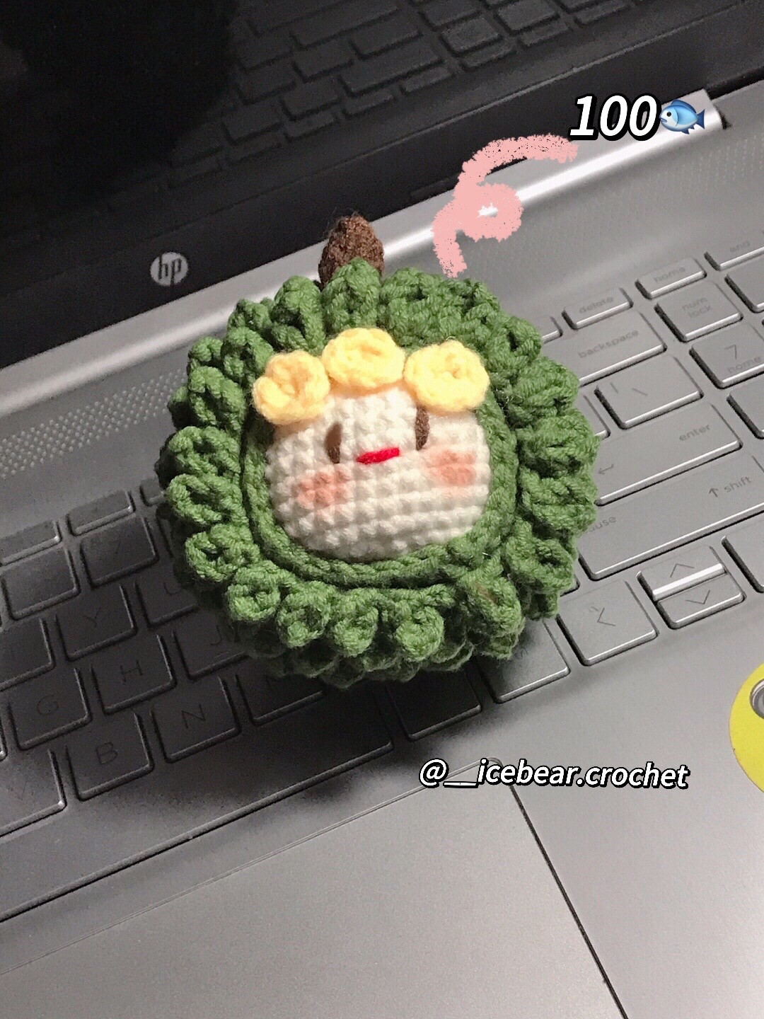 Móc len hình mặt trời xanh tươi với vòng hoa vàng xinh xắn