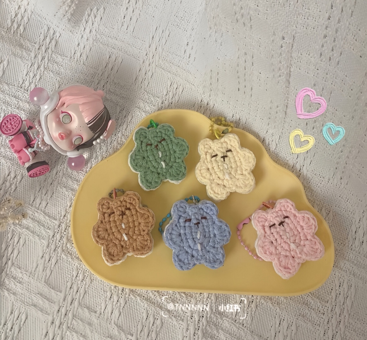 Những chiếc móc khóa đám mây len màu sắc tươi sáng và đáng yêu