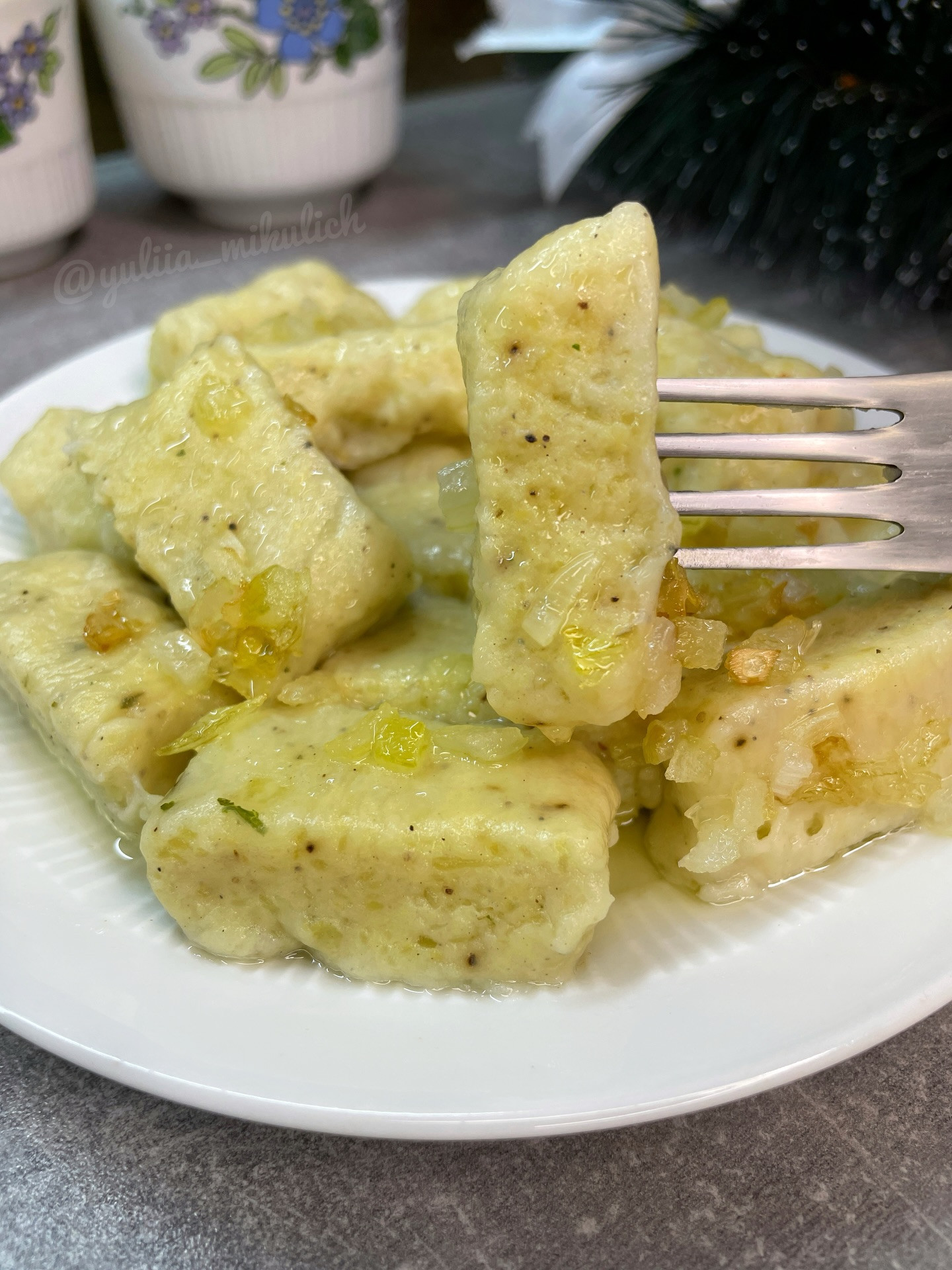 Ніжні картопляні галушки з смаженим беконом та сметаною