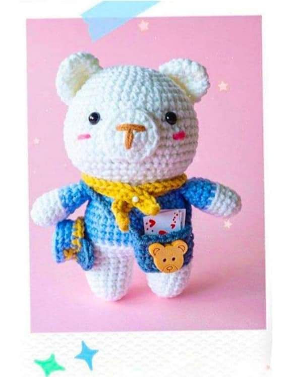 Osito de crochet con uniforme de cartero