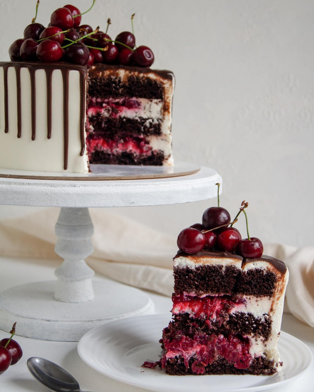 Шоколадно-вишневый торт с крем-чизом и конфи