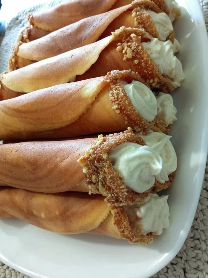 Солодкі трубочки з ніжним кремом і солоною карамеллю