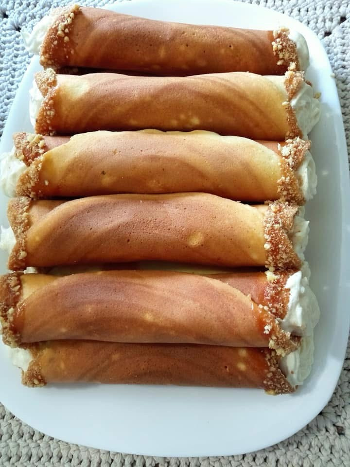 Солодкі трубочки з ніжним кремом і солоною карамеллю