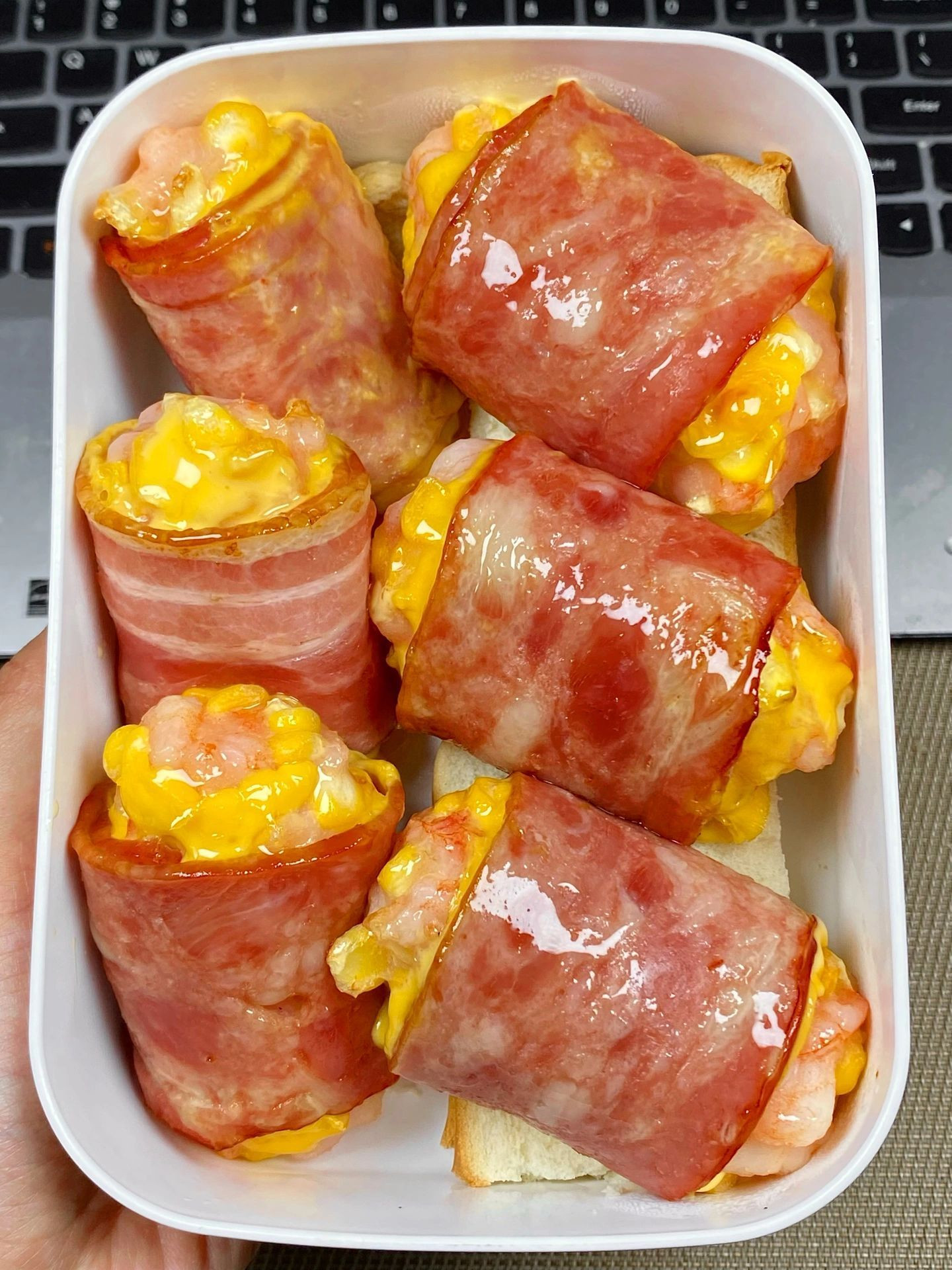 Thịt xông khói cuộn tôm bắp