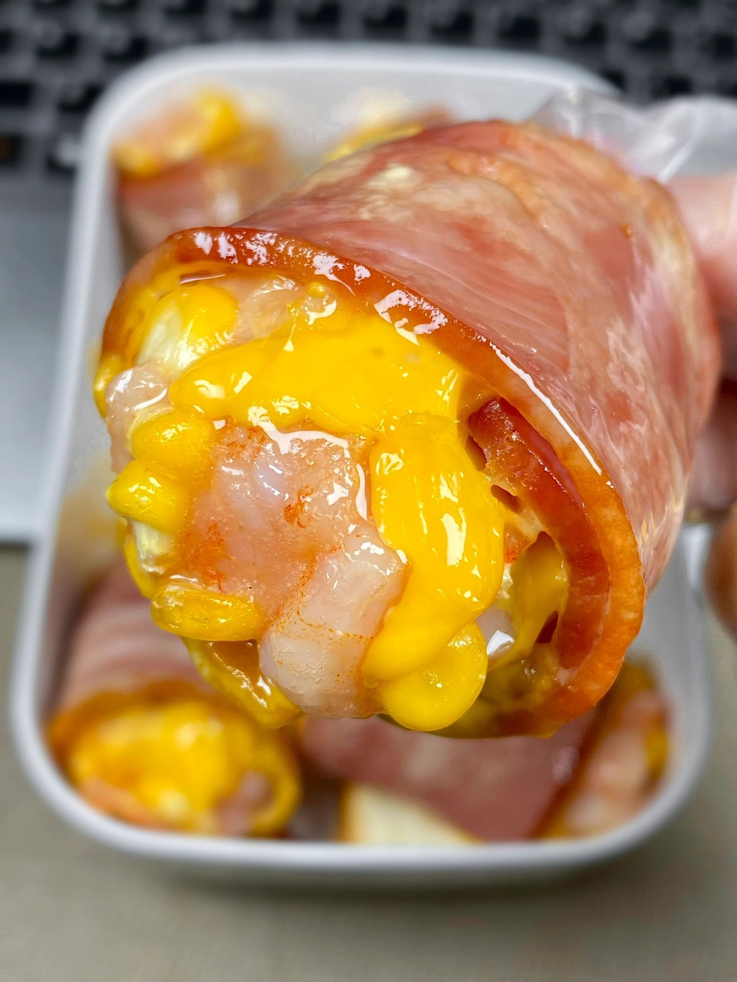 Thịt xông khói cuộn tôm bắp