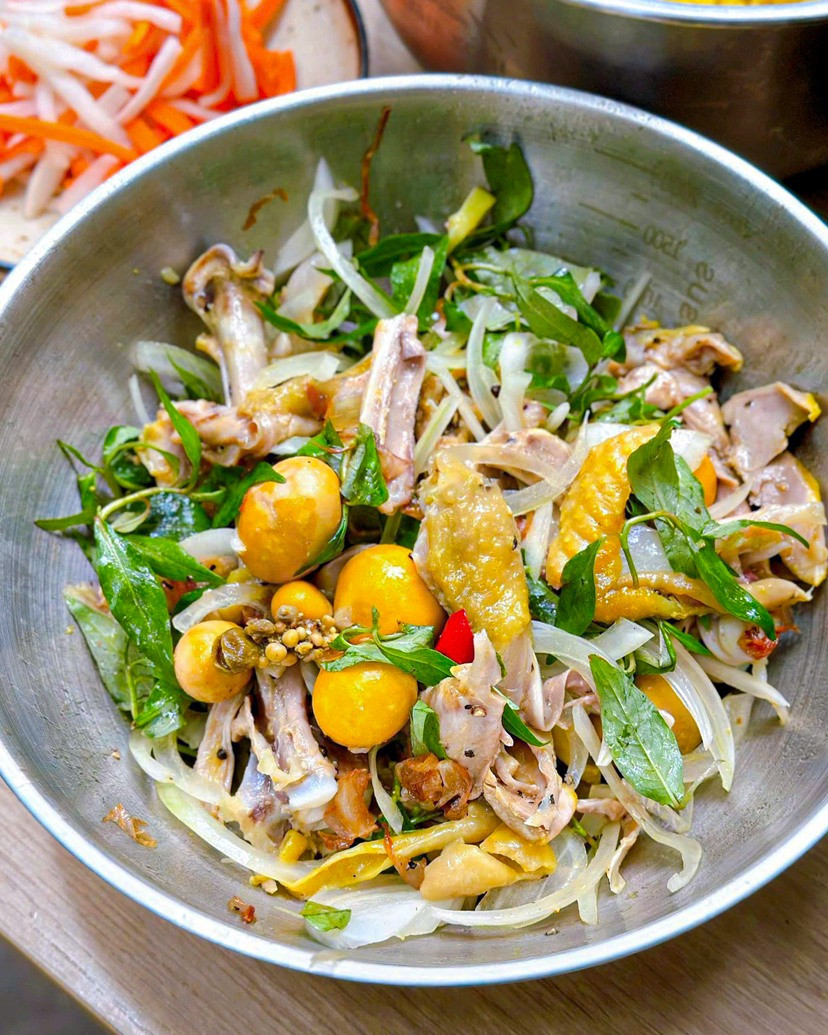 Thử Ngay Với Món Cơm Gỏi Gà Hội An Nhẹ Bụng Mà Ngon Cho Ngày Cuối Tuần