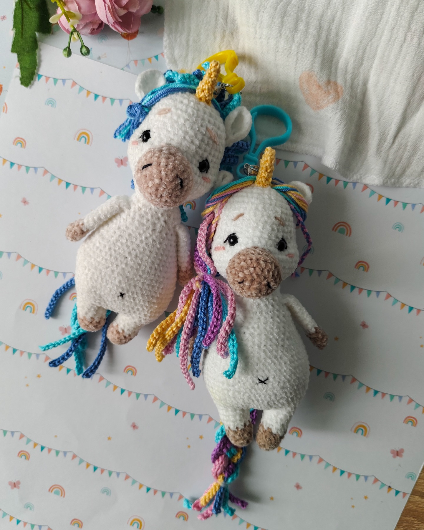 Вязаные единороги с разноцветными гривами: схема амигуруми для начинающих