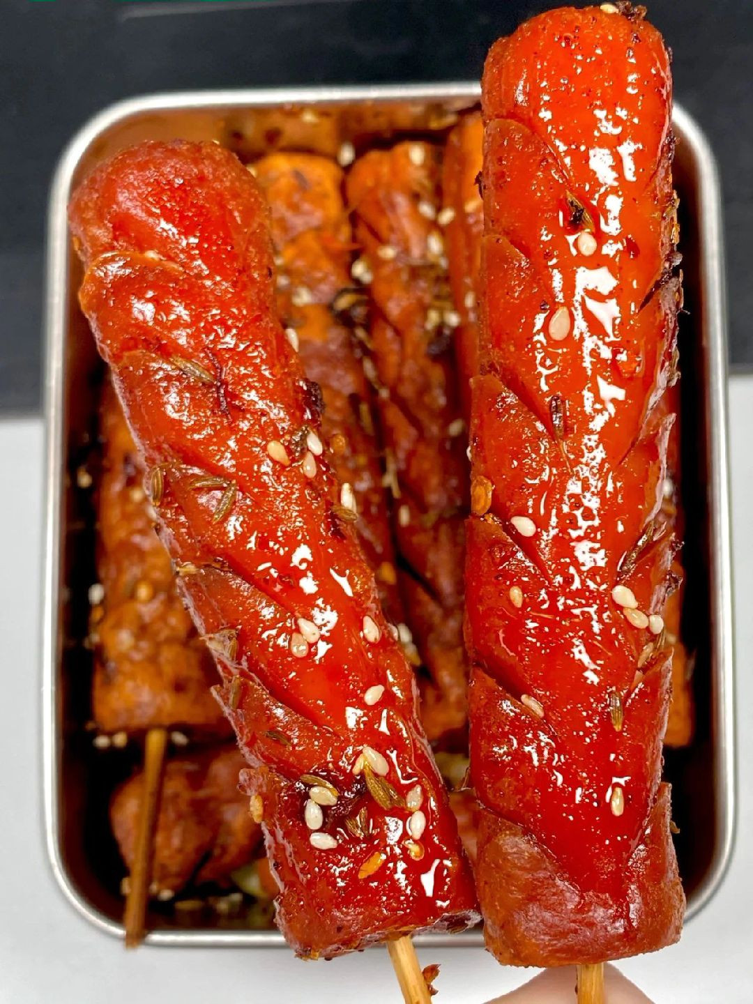 Xúc Xích Nướng Sốt Cay Mè Thơm Lừng