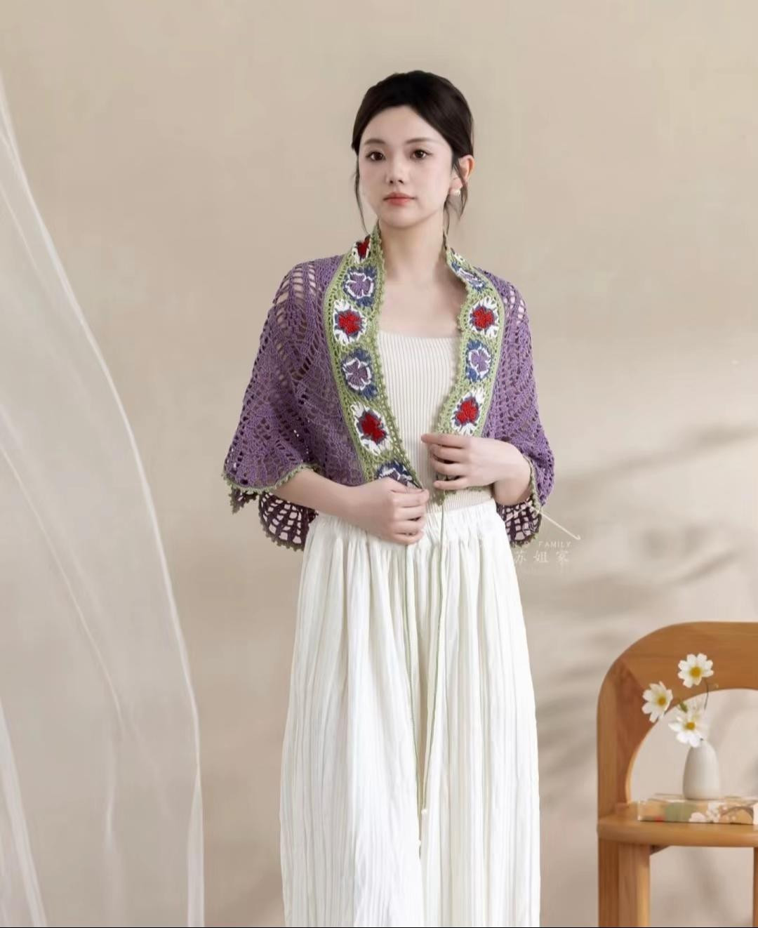 Áo khoác ren móc tay với hoa văn cổ điển và hiện đại