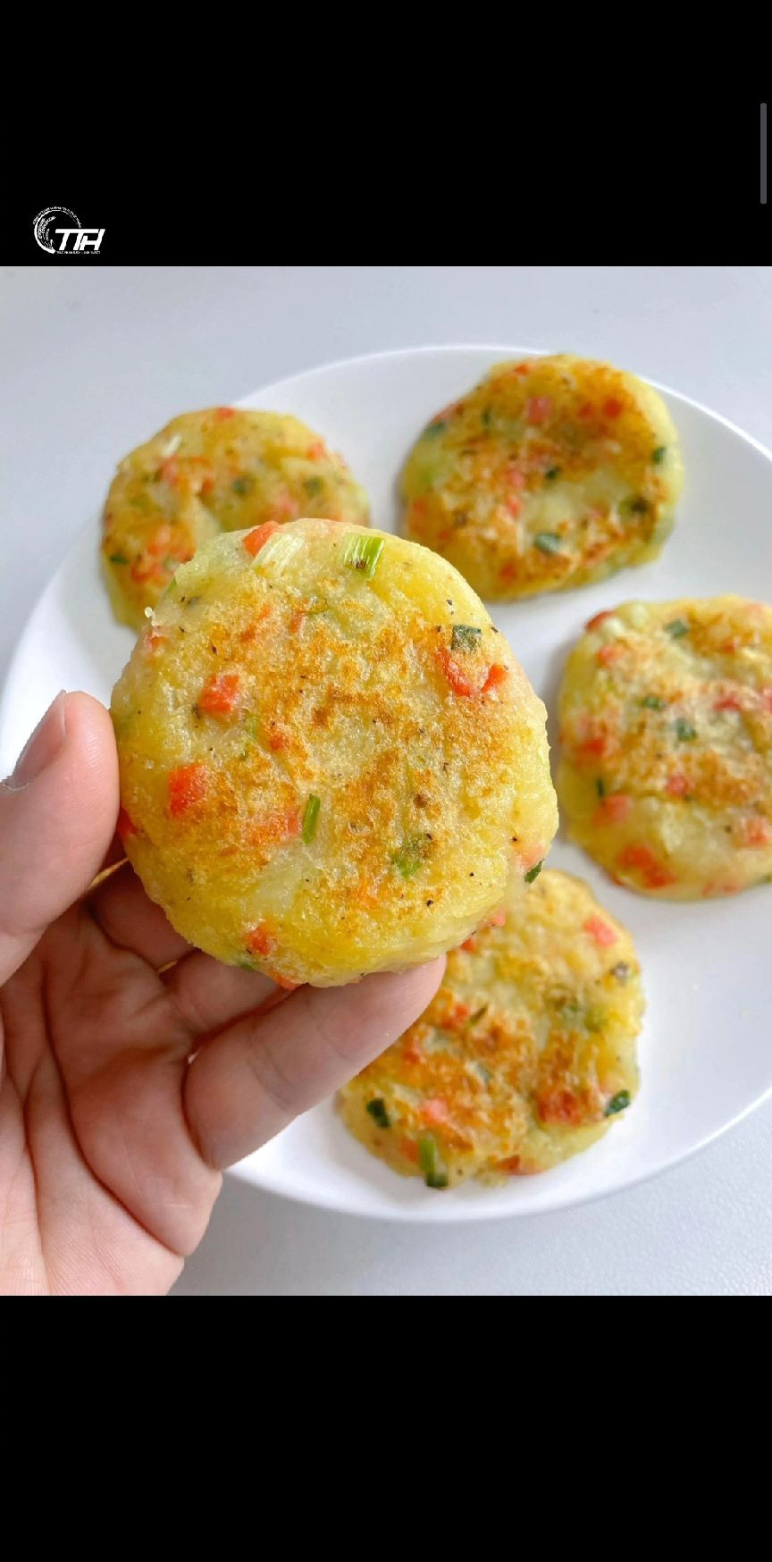 Bánh khoai tây giòn rụm, đậm đà vị rau củ tươi mát