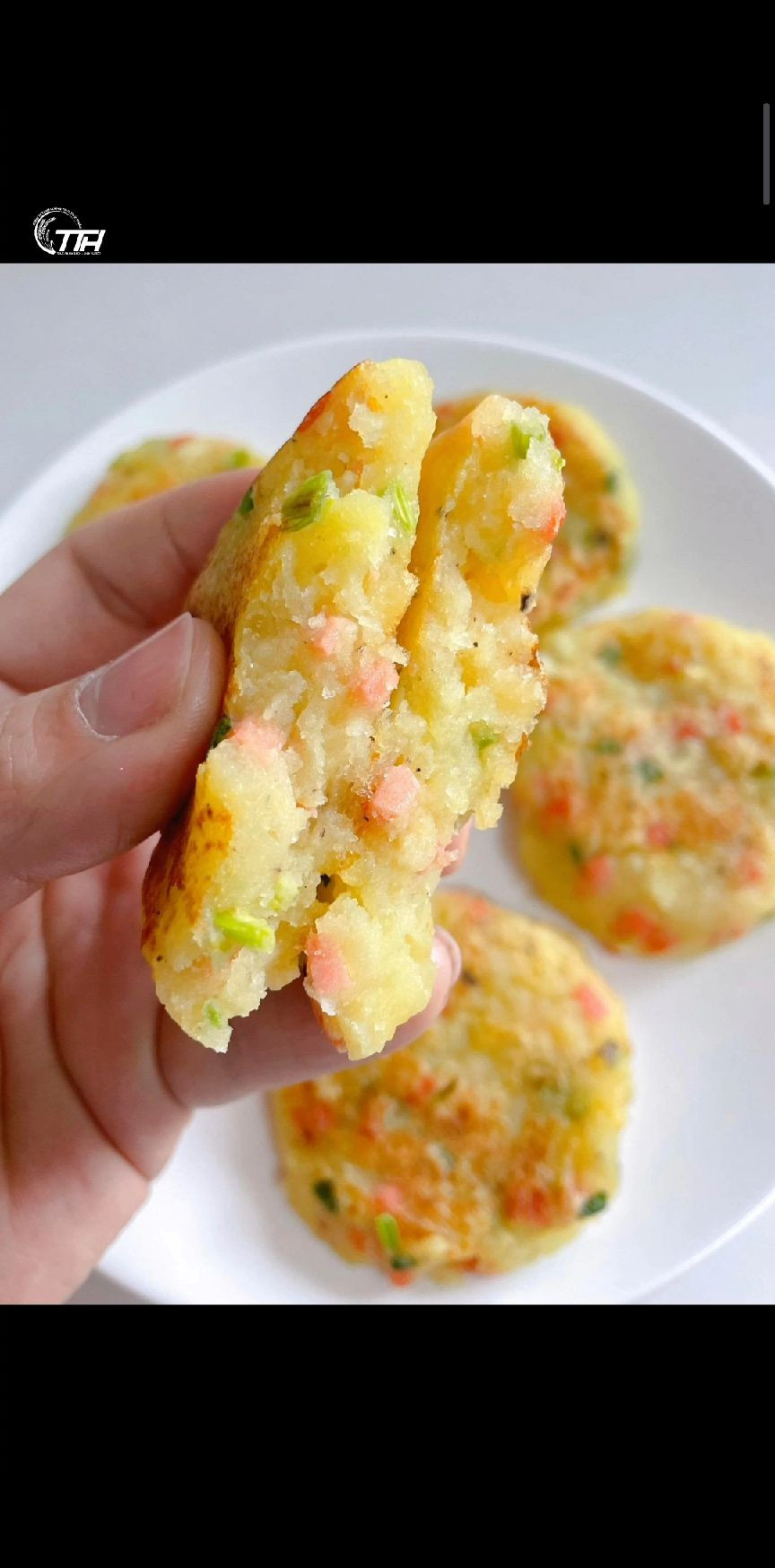 Bánh khoai tây giòn rụm, đậm đà vị rau củ tươi mát