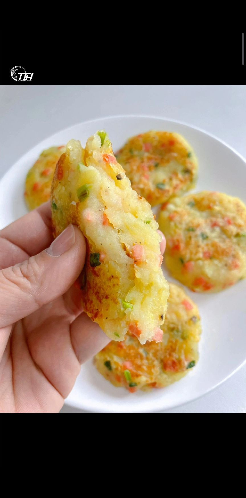 Bánh khoai tây giòn rụm, đậm đà vị rau củ tươi mát