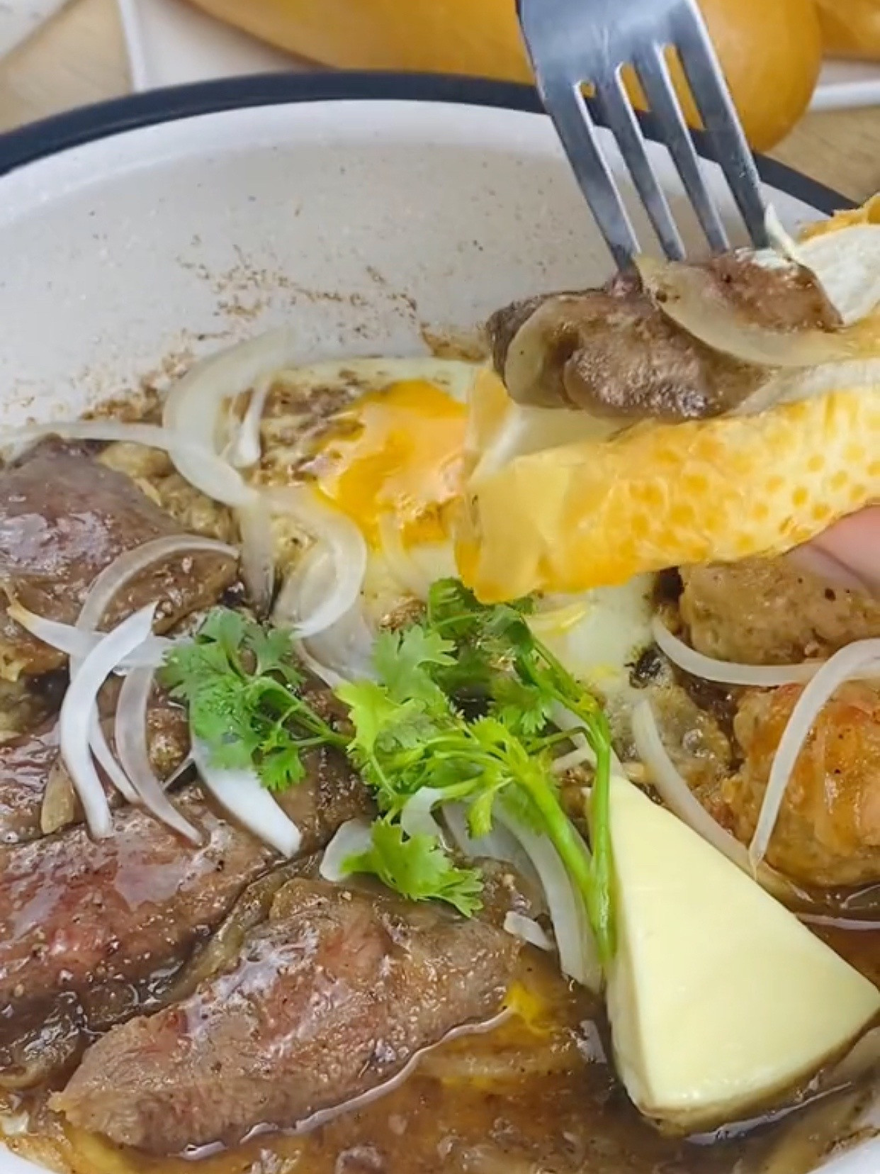 Bánh Mì Chảo Thịt Trứng Mỡ Hành Lôi Cuốn