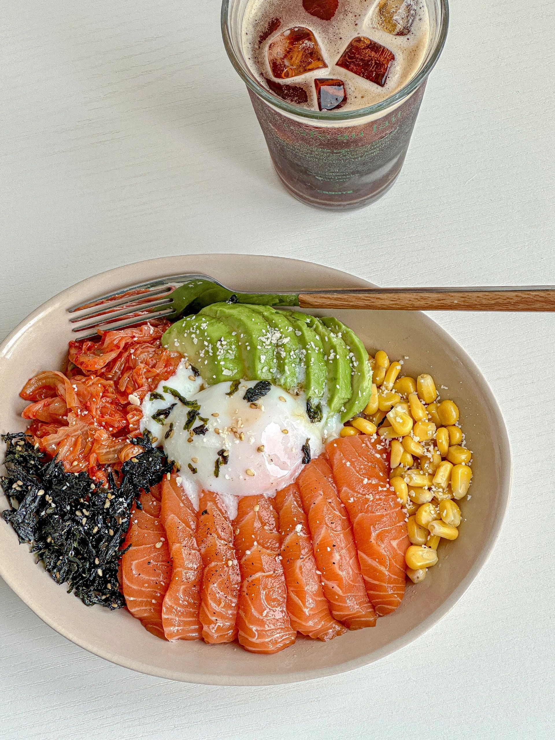 Bát Cơm Cá Hồi Kim Chi Bơ Ngô Rong Biển Hòa Quyện