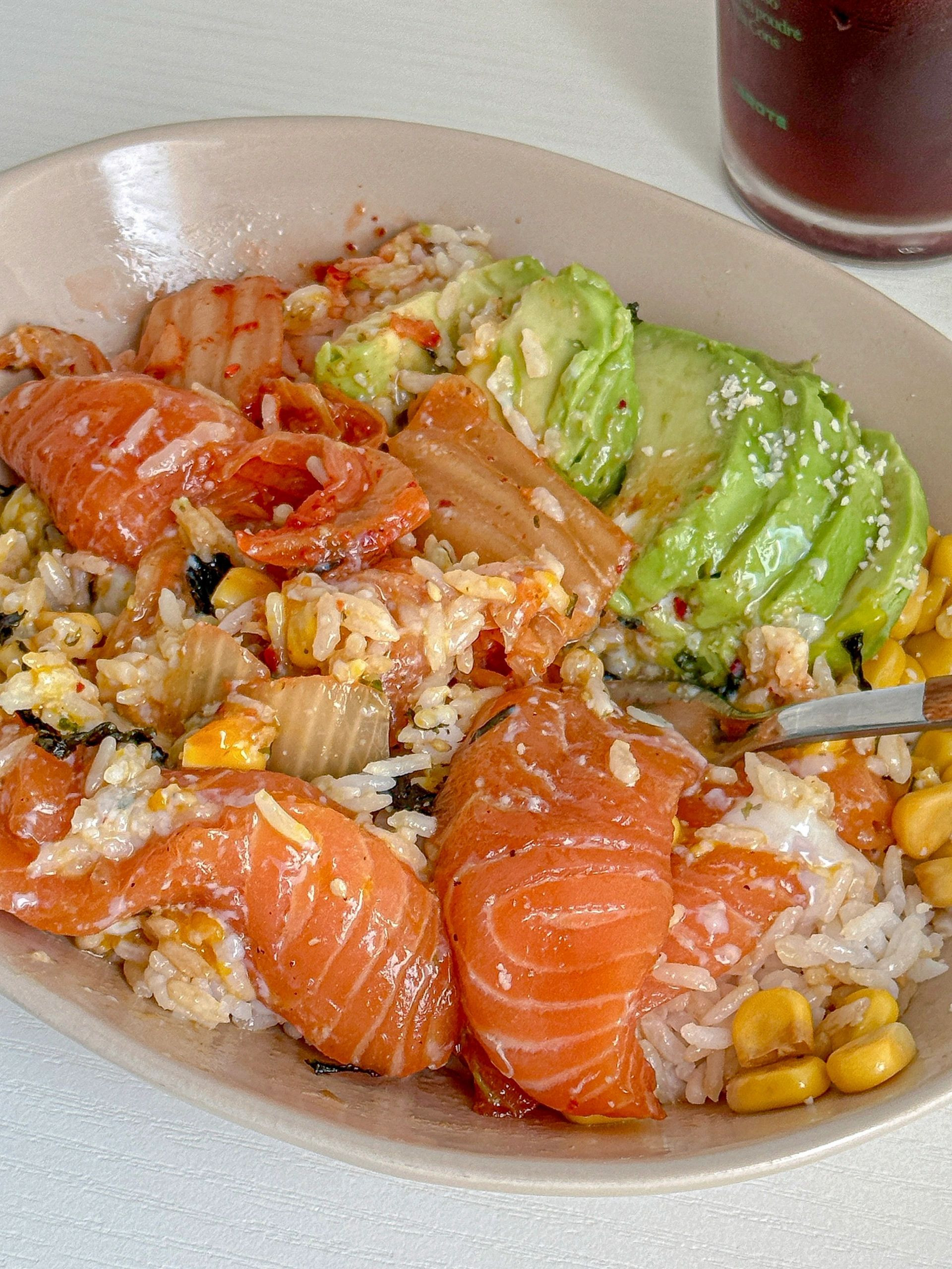 Bát Cơm Cá Hồi Kim Chi Bơ Ngô Rong Biển Hòa Quyện