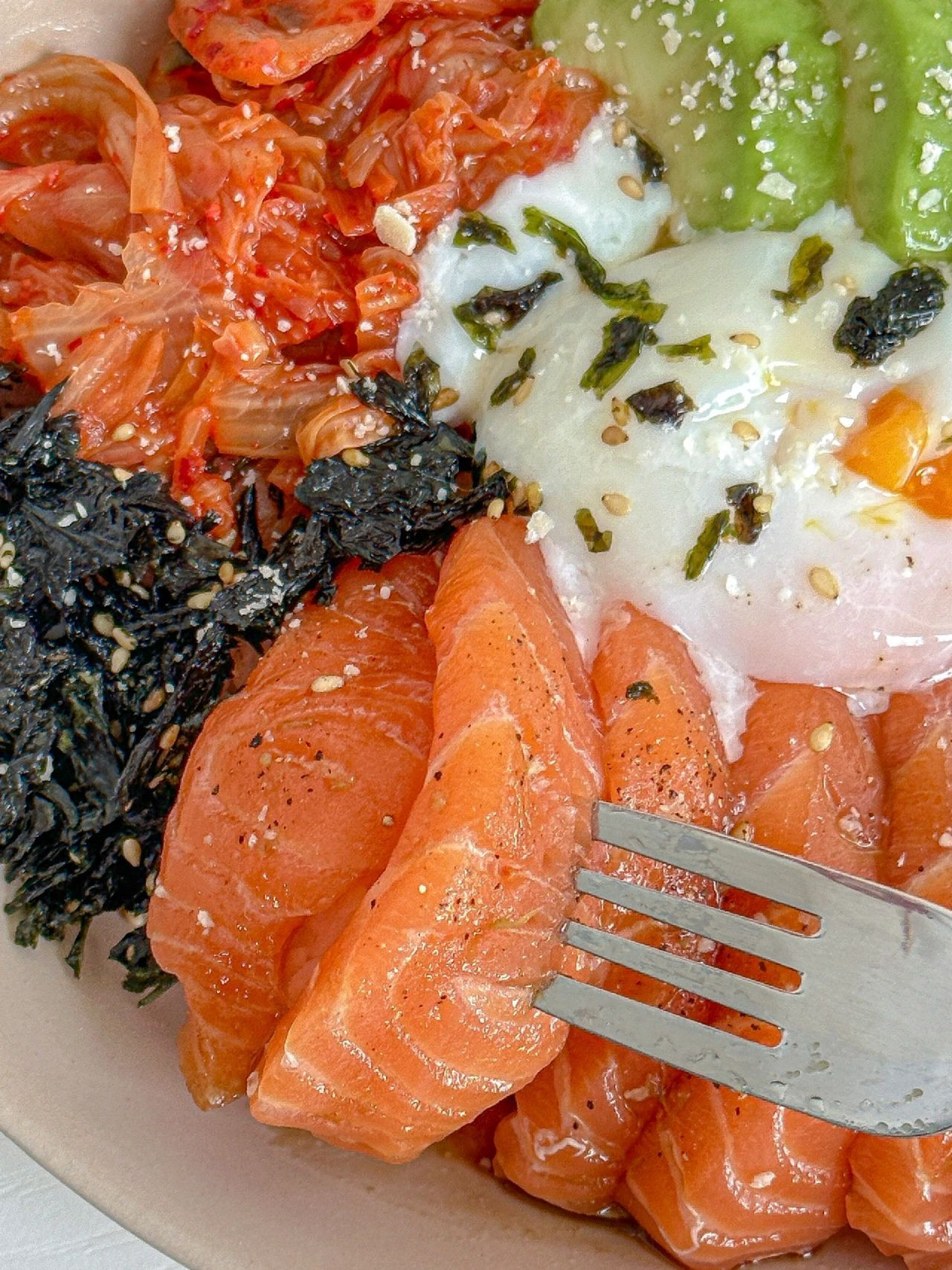 Bát Cơm Cá Hồi Kim Chi Bơ Ngô Rong Biển Hòa Quyện