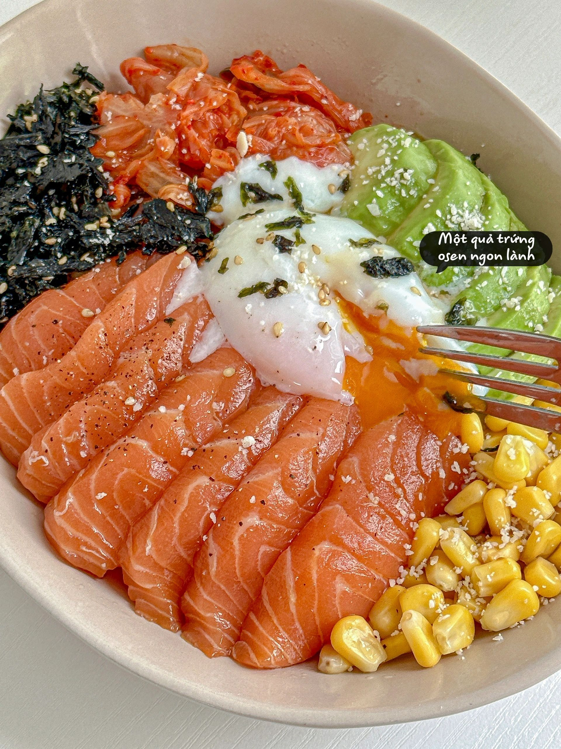 Bát Cơm Cá Hồi Kim Chi Bơ Ngô Rong Biển Hòa Quyện