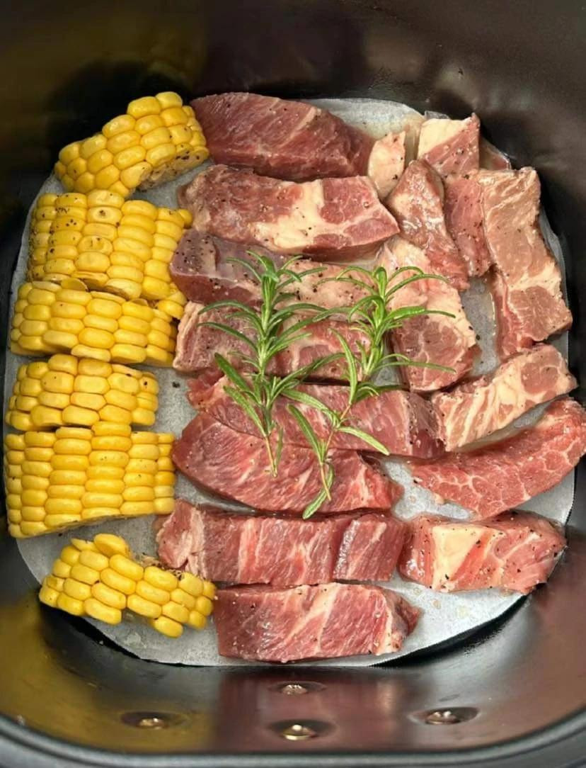 Bít Tết Nướng Đậm Đà Hòa Quyện Rau Củ Tươi Mát