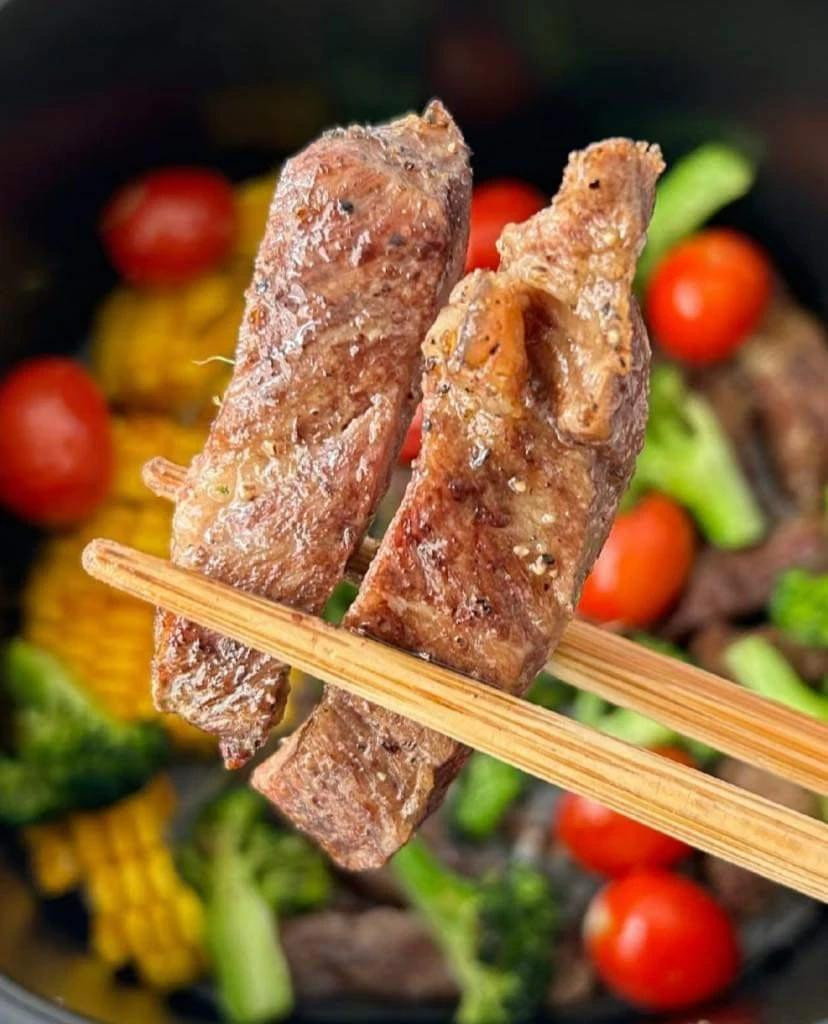 Bít Tết Nướng Đậm Đà Hòa Quyện Rau Củ Tươi Mát