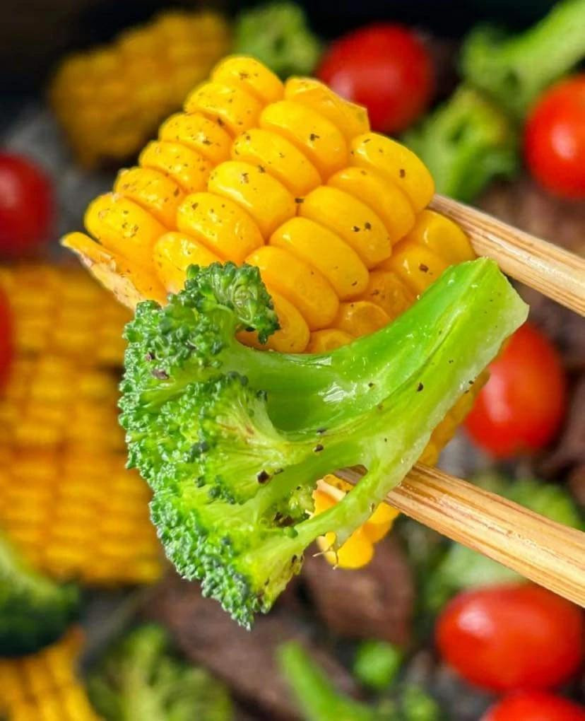 Bít Tết Nướng Đậm Đà Hòa Quyện Rau Củ Tươi Mát