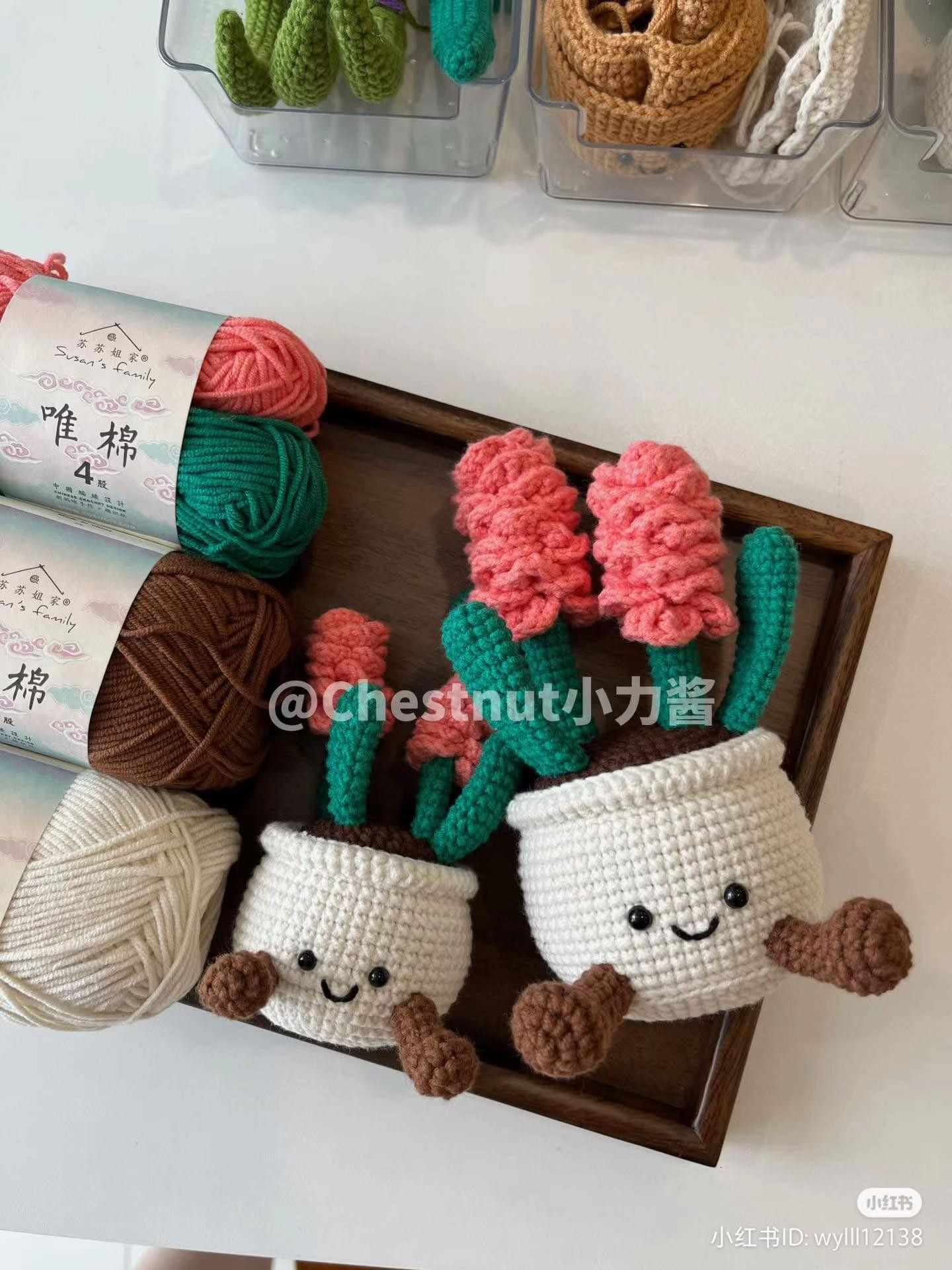 Bó hoa móc len rực rỡ với sắc cam vàng và trắng