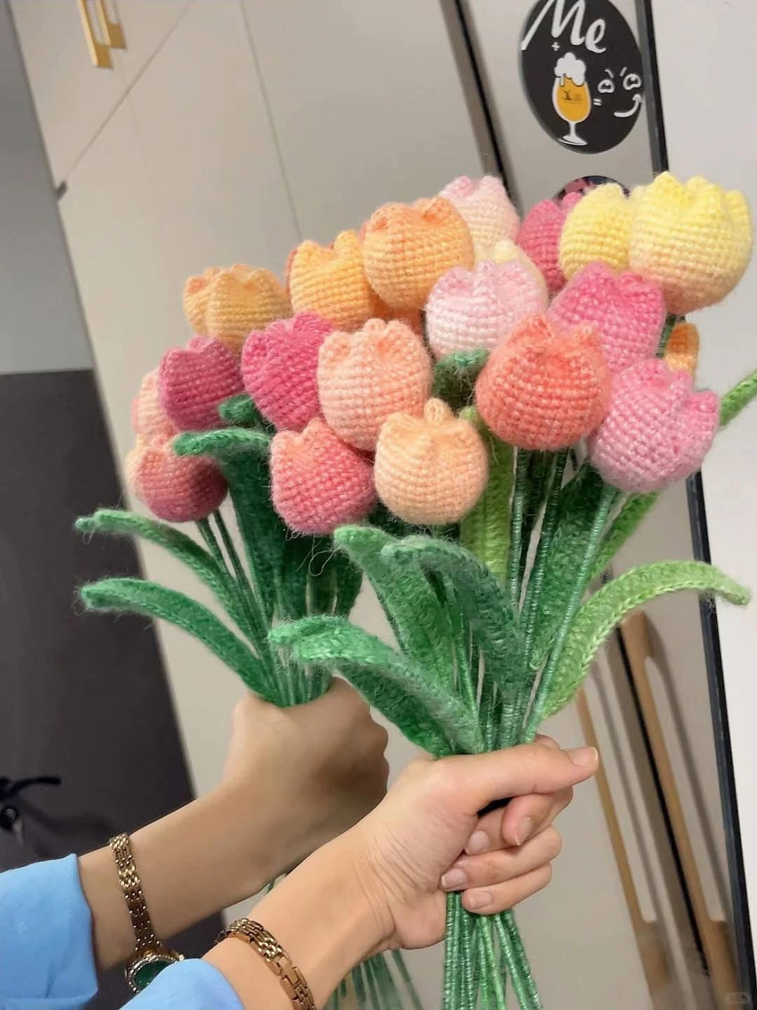 Bó hoa móc len rực rỡ với sắc cam vàng và trắng