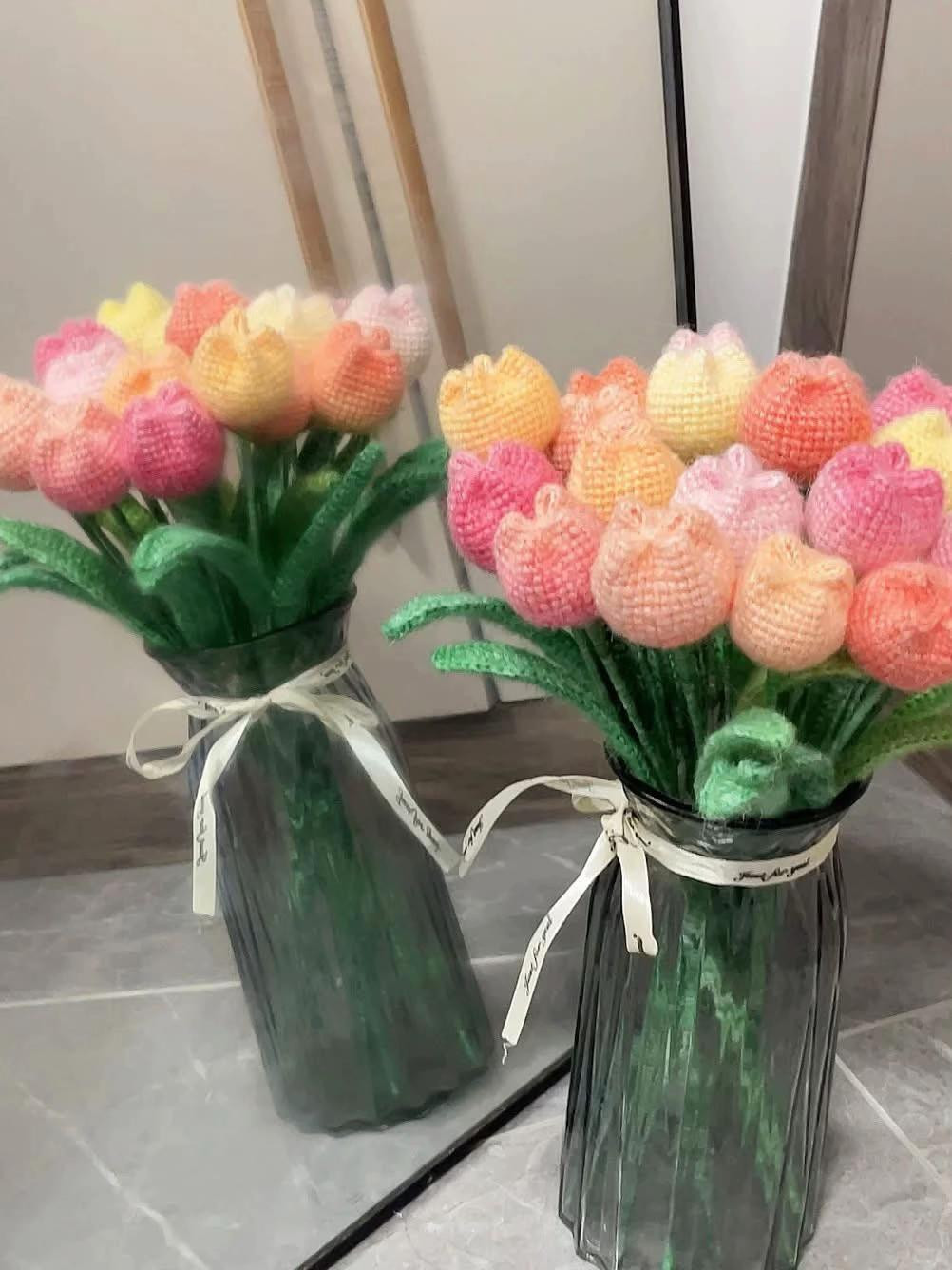 Bó hoa móc len rực rỡ với sắc cam vàng và trắng