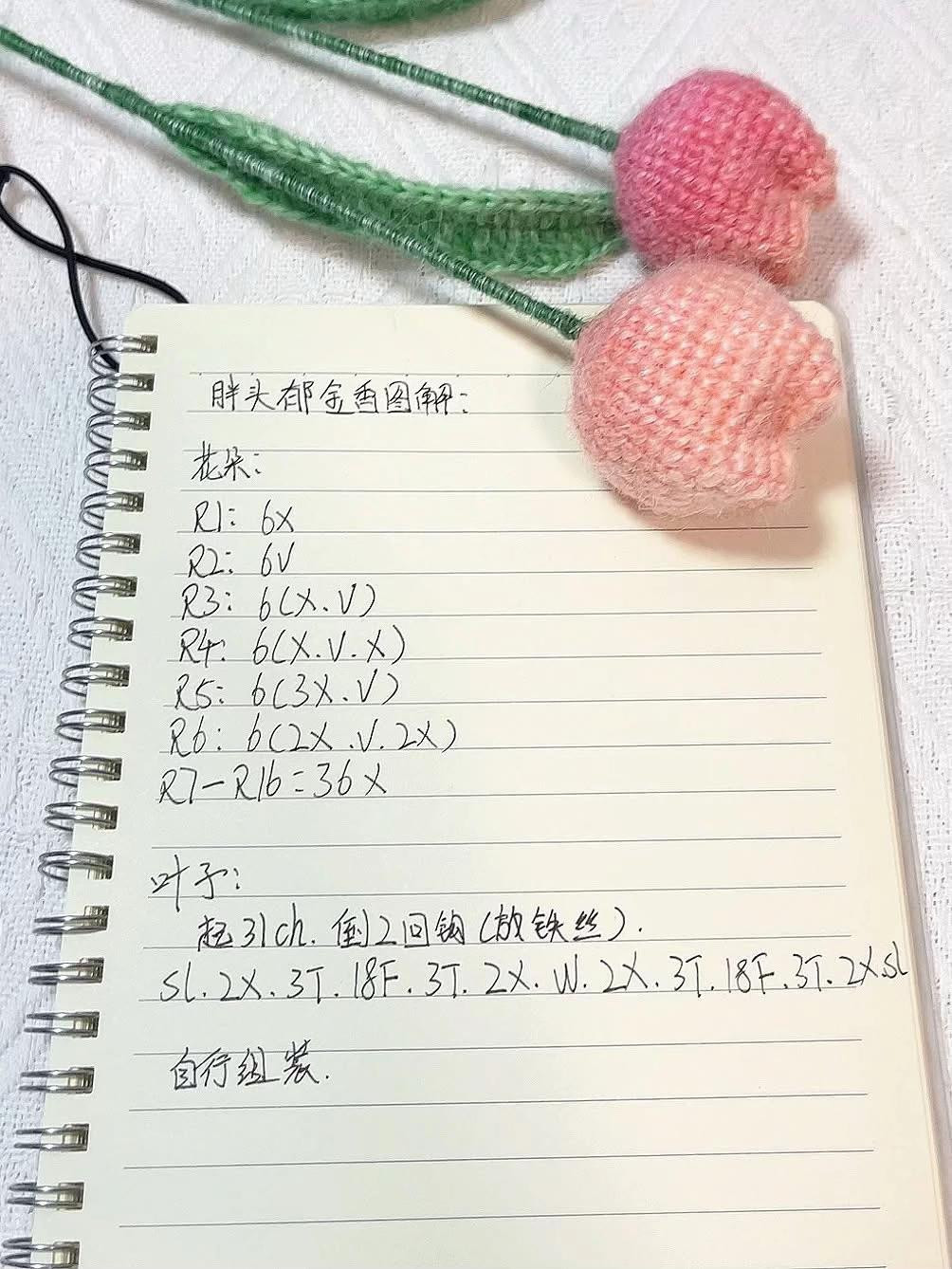 Bó hoa móc len rực rỡ với sắc cam vàng và trắng