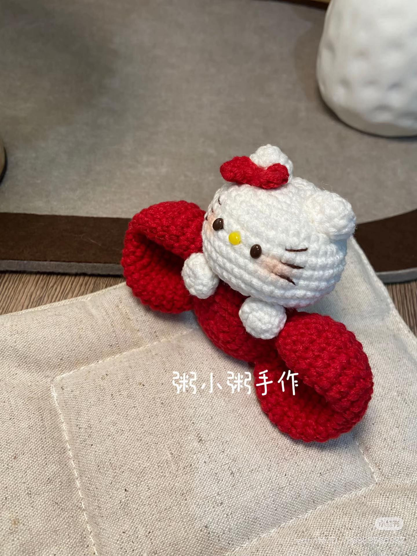 Búp bê mèo đan len đáng yêu với nơ đỏ dễ thương