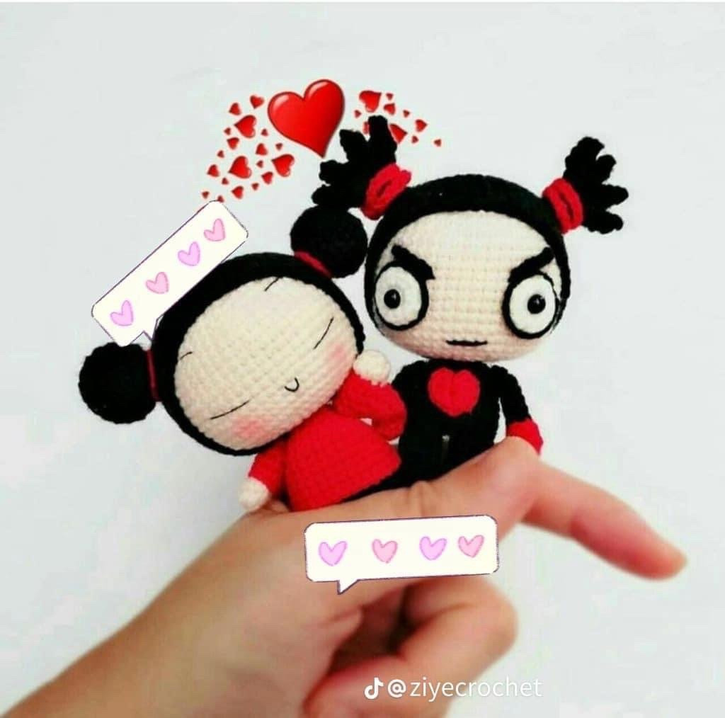 Búp bê móc len đáng yêu với trang phục đỏ nổi bật