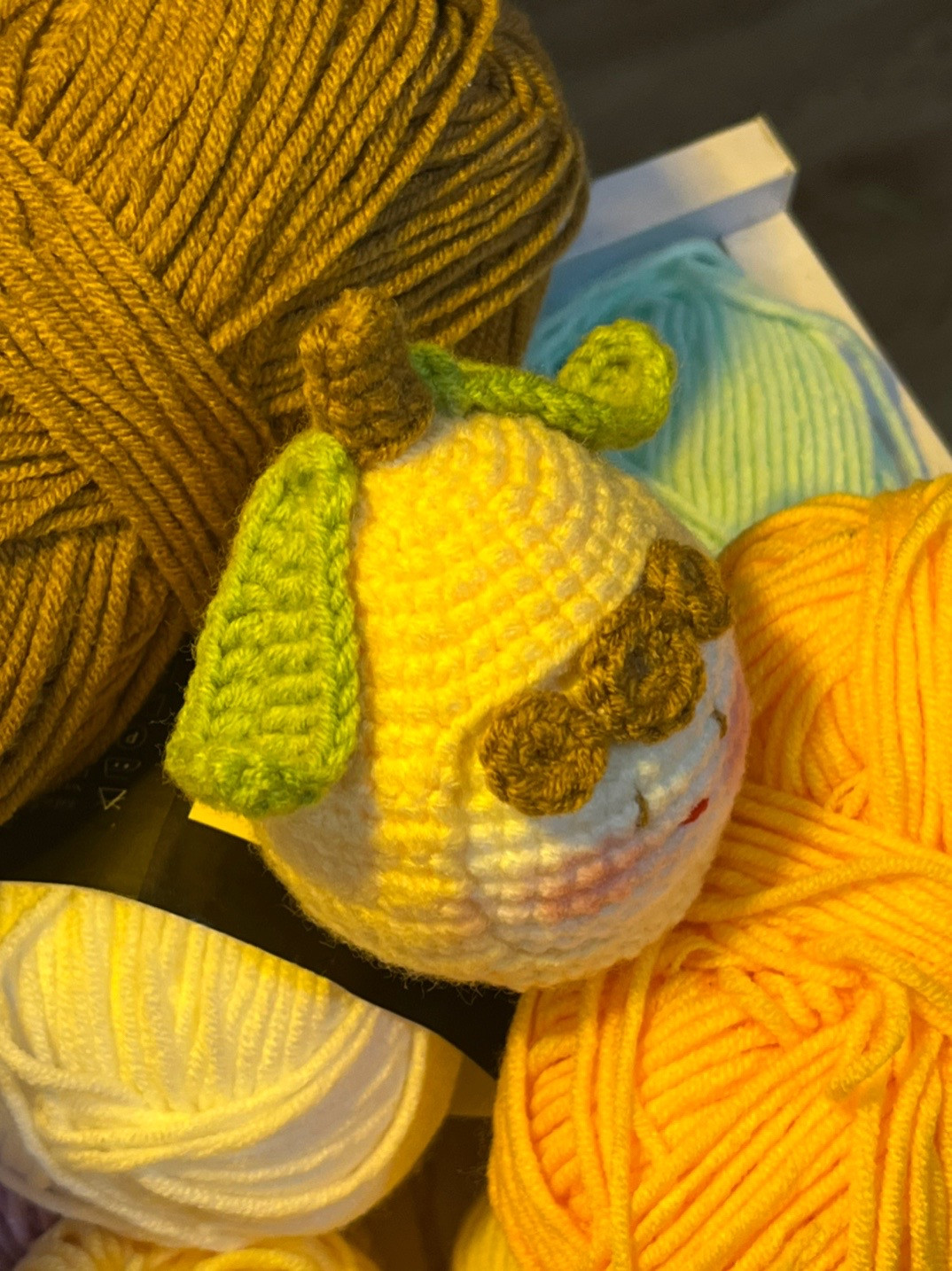 Búp bê móc len dễ thương từ sợi len màu sắc