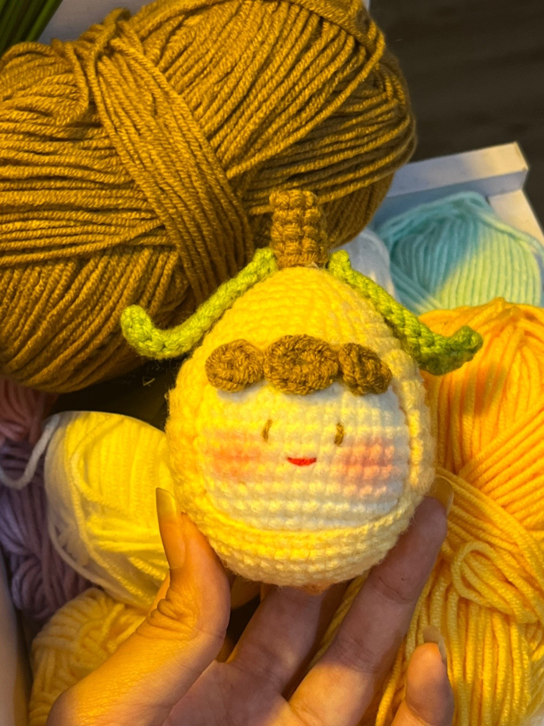 Búp bê móc len dễ thương từ sợi len màu sắc